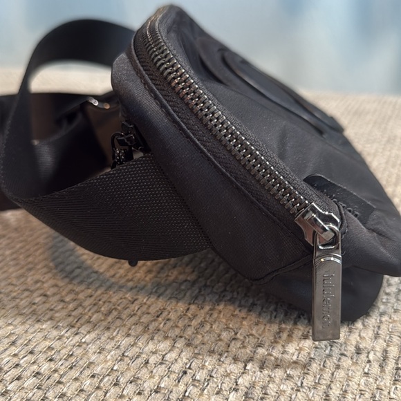 RARE Lululemon Everywhere Belt Bag Deluxe Edition 3D logo Black//Black‎ 1L - Picture 3 of 5